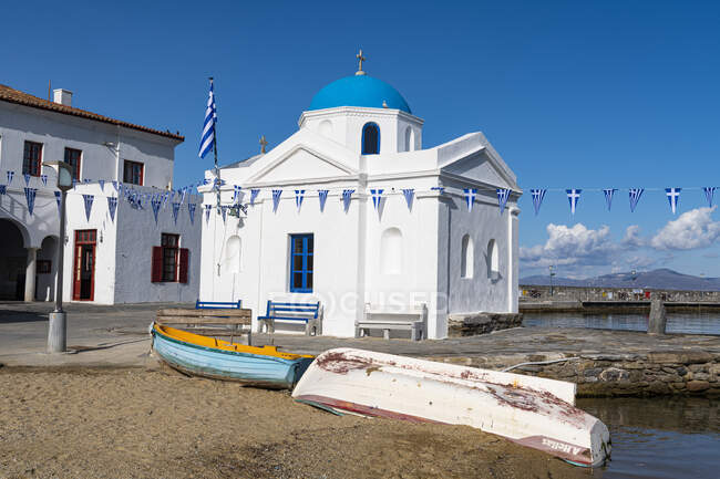Greece, South Aegean, Horta, Rowboats lying in front of white-washed chapel — Stock Photo