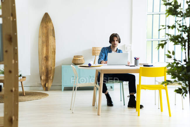 Männliche Unternehmer mit Laptop während der Arbeit im Büro — Stockfoto