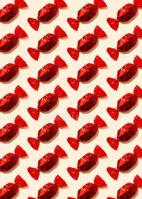 Modello di file di caramelle avvolte rosse — Foto stock