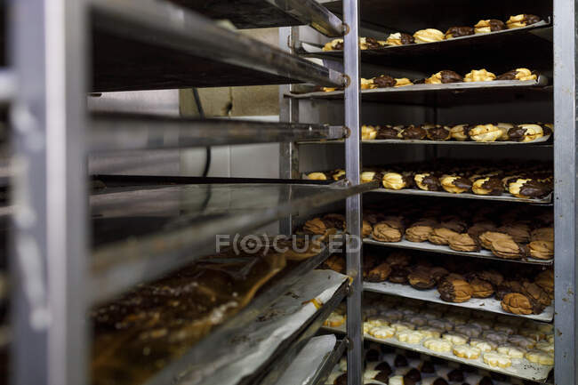 Compartimento de armazenamento com itens de pastelaria em padaria — Fotografia de Stock