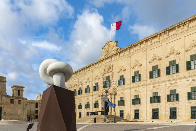Мальта, Південно-Східний регіон, Валлетта, Скульптура, що стоїть перед Оберже де Кастилія. — стокове фото