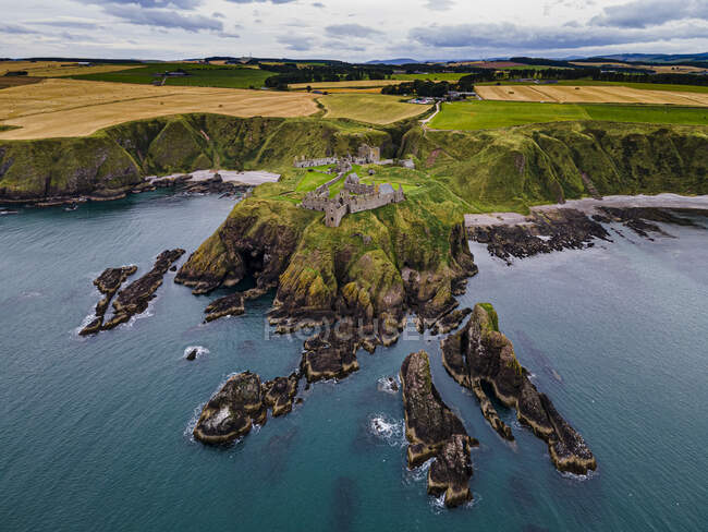 Regno Unito, Scozia, Stonehaven, Veduta aerea del castello di Dunnottar e delle scogliere circostanti — Foto stock