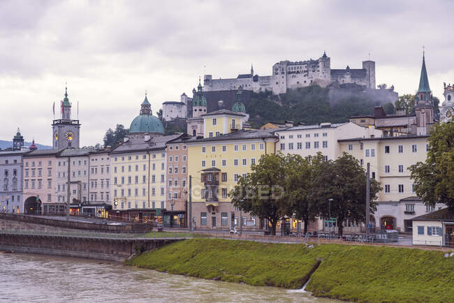 Австрія, Зальцбург, Зальцбург, Історичне старе місто з Гогенсальцбурзькою фортецею на задньому плані — стокове фото