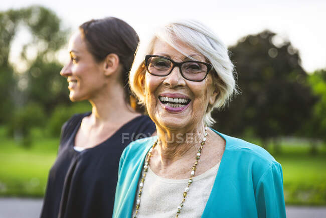 Nonna allegra con nipote in disparte a parco — Foto stock