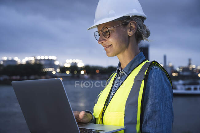 Logistikerin benutzt Laptop in der Abenddämmerung — Stockfoto