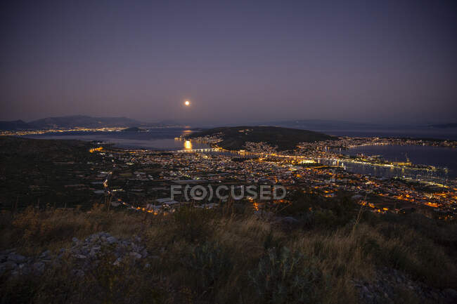 Paesaggio urbano illuminato di notte, Trogir, Croazia — Foto stock