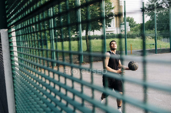Баскетболист, тренирующийся на спортивной площадке — стоковое фото