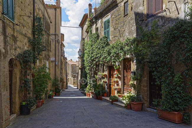 Italy, Tuscany, Pitigliano, Quaint alley of old town — Stock Photo
