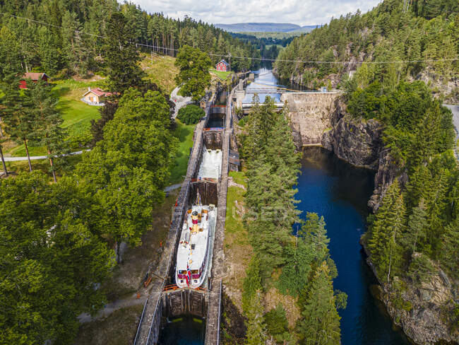 Veduta aerea della barca a motore che passa attraverso Vrangfoss Locks — Foto stock