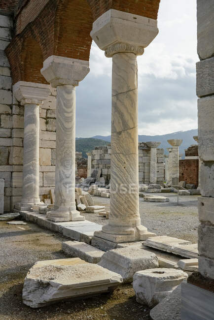 Turquía, Provincia de Izmir, Selcuk, Columnas en ruinas antiguas de la Basílica de San Juan - foto de stock