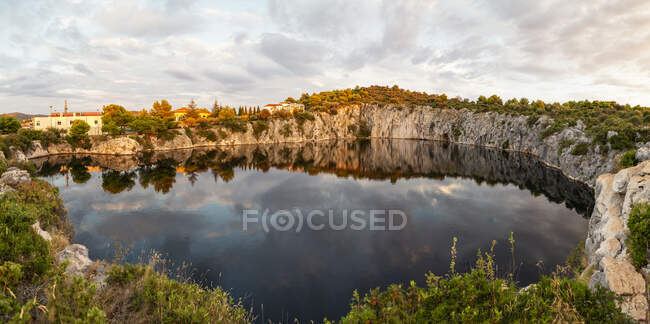 Vista panorâmica do lago em meio à formação rochosa, Lake Dragon 's Eye, Rogoznica, Croácia — Fotografia de Stock