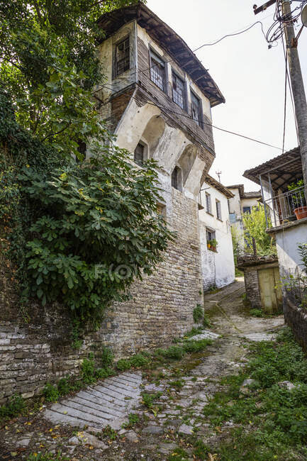 Casa contra o céu em Gjirokaster, Albânia — Fotografia de Stock