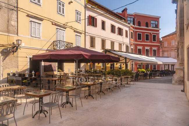 Кафе среди зданий на площади Данте, Истрия — стоковое фото