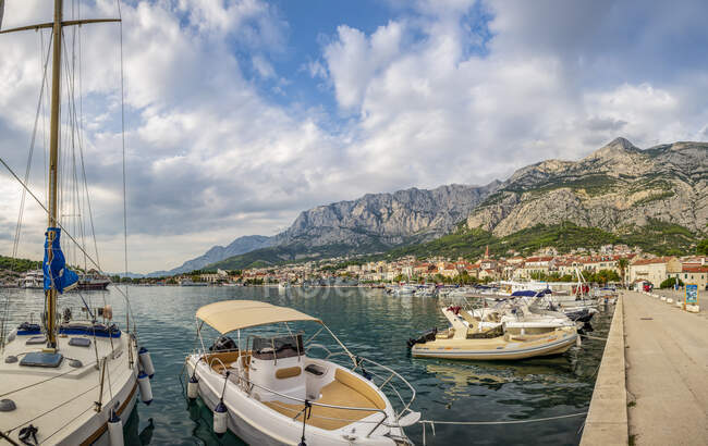 Croazia, Contea di Split-Dalmazia, Makarska, Riviera di Makarska porto con gamma Biokovo sullo sfondo — Foto stock