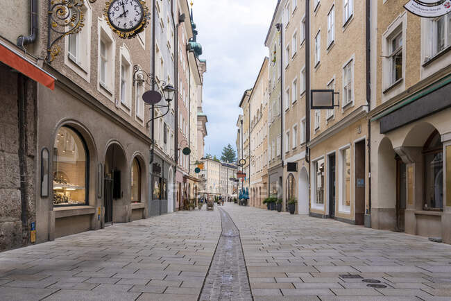 Австрія, Зальцбург, Зальцбург, крамниці на історичній вулиці Гетеідегассе. — стокове фото