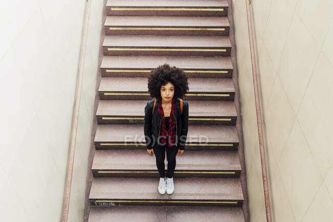 Jovem mulher de pé na escada — Fotografia de Stock