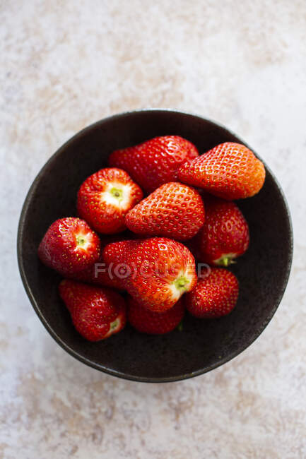 Bowl of fresh strawberries — Stock Photo