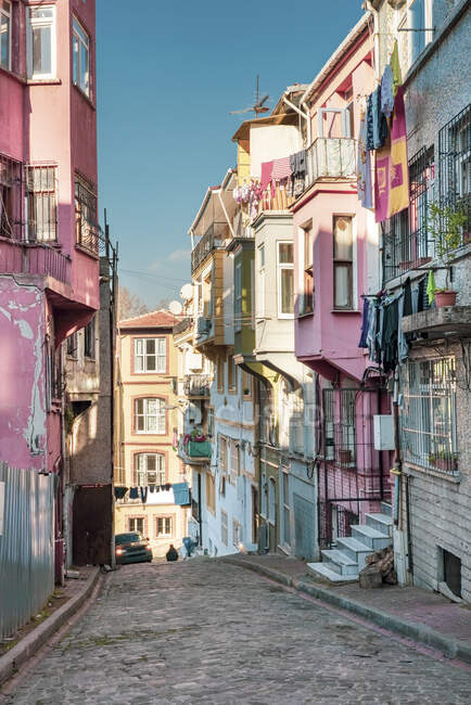 Turkey, Istanbul, Town houses along cobblestone alley in Balat neighborhood — Stock Photo