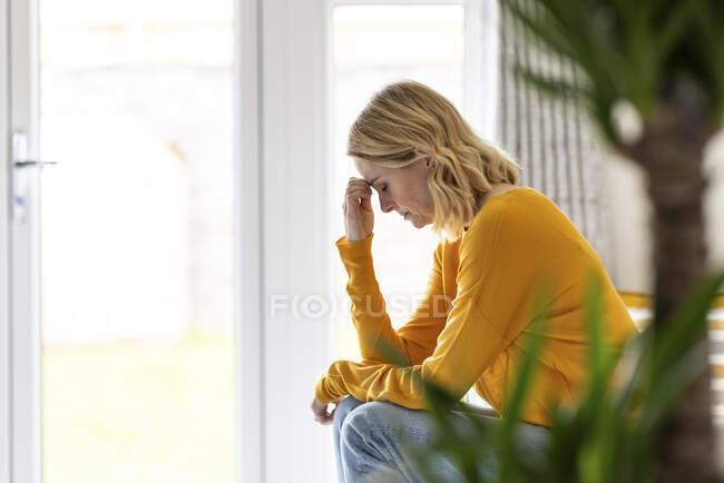 Depressive reife Frau sitzt zu Hause — Stockfoto