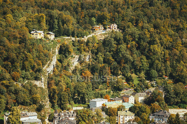 Austria, Salzburg, Aerial view of houses along forested mountain ridge — Stock Photo