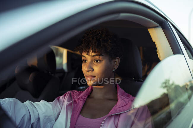 Молода жінка сидить у машині. — стокове фото