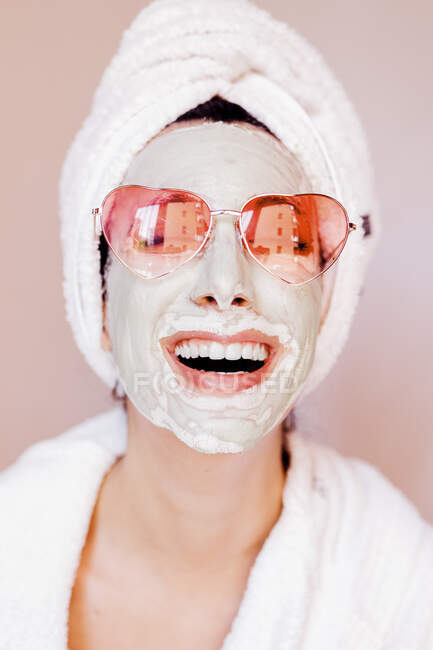 Щаслива молода жінка з масками на обличчі у вигляді сонячних окулярів. — стокове фото
