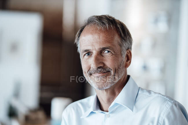 Homme d'affaires senior souriant au bureau — Photo de stock