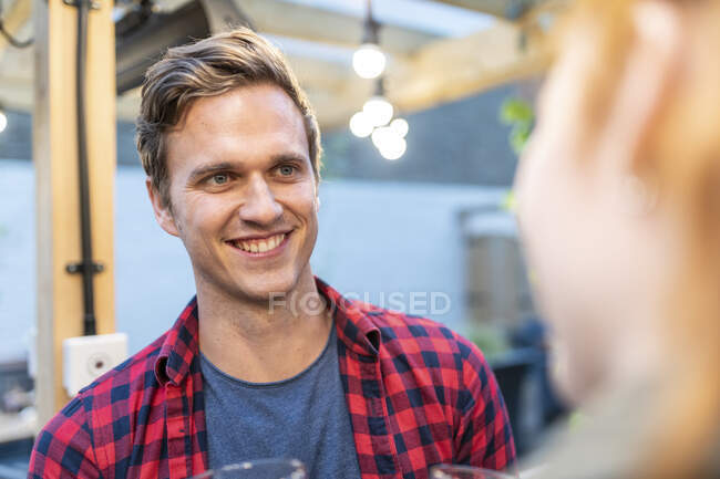 Sorrindo homem na camisa verificada no pub — Fotografia de Stock
