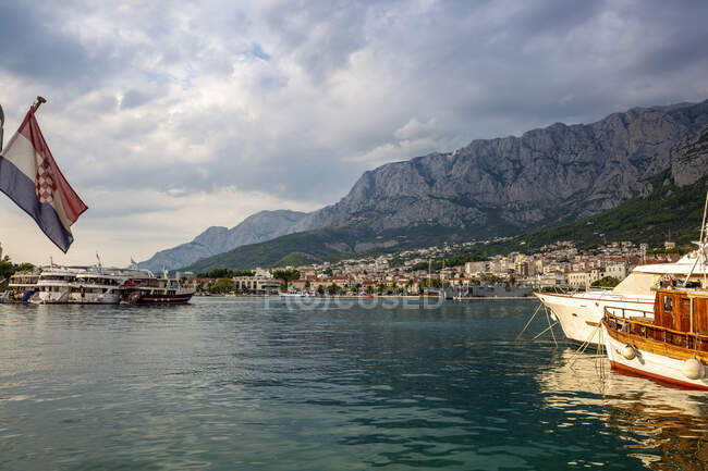 Croatie, comté de Split-Dalmatie, Makarska, port de Makarska Riviera avec la gamme Biokovo en arrière-plan — Photo de stock