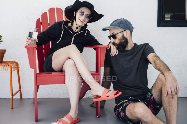 Bärtiger Mann küsst Frau auf Stuhl im Patio — Stockfoto