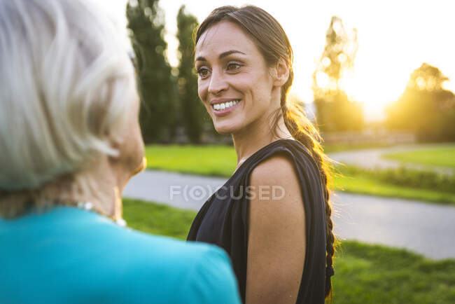 Nipote sorridente mentre guarda la nonna nel parco — Foto stock