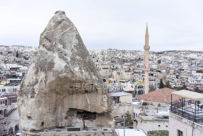 Turquie, Province de Nevsehir, Goreme, Formation rocheuse au milieu de la ville de Cappadoce — Photo de stock
