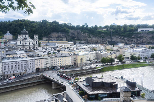Autriche, État de Salzbourg, Salzbourg, rivière Salzach et bâtiments de la ville environnante — Photo de stock