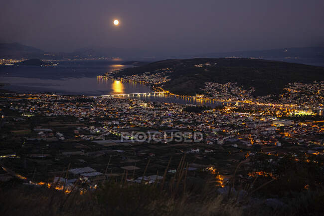 Reflejo de luna llena en el agua por ciudad en la noche, Trogir, Croacia - foto de stock
