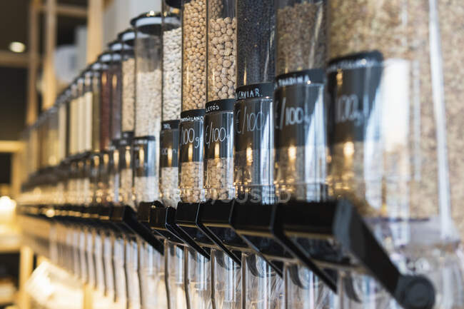 Дозаторы, наполненные зерновыми в супермаркете — стоковое фото