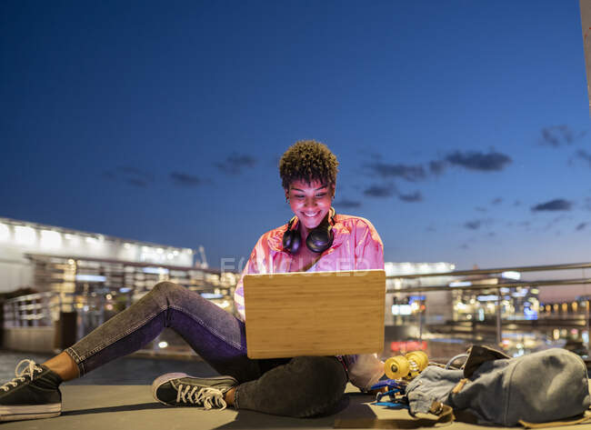 Жінка користується ноутбуком вночі. — стокове фото