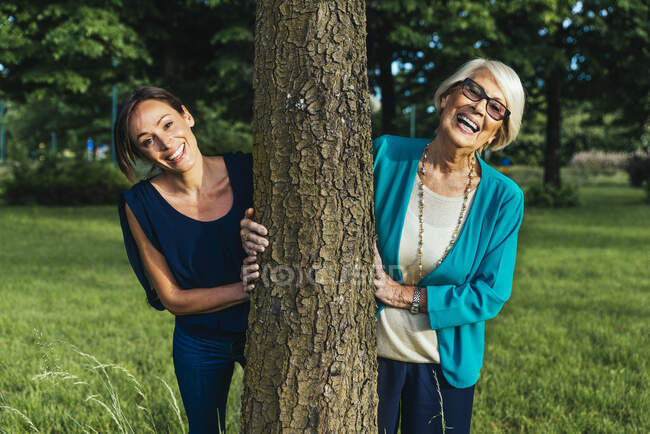 Felice donna anziana con donna di mezza età nel parco pubblico — Foto stock