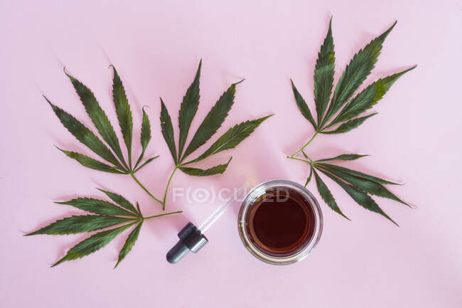 Inyección de Tudio de hojas de cannabis y aceites caseros de CBD — Stock Photo