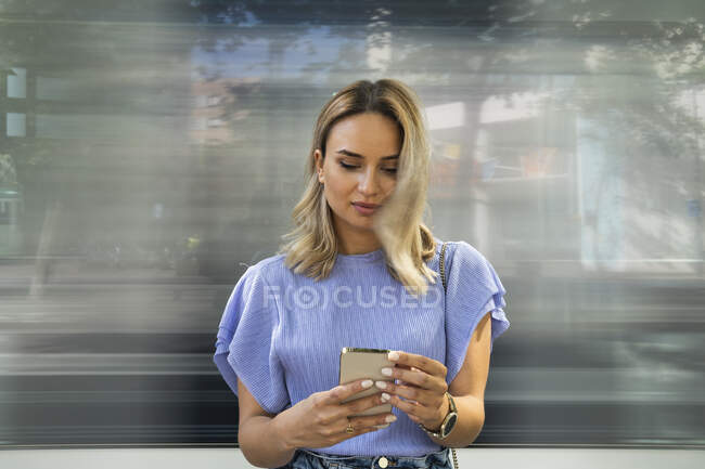Giovane donna utilizzando smart phone all'aperto — Foto stock