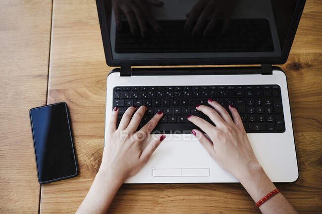 Lavoratrice freelance che utilizza il computer portatile al caffè — Foto stock