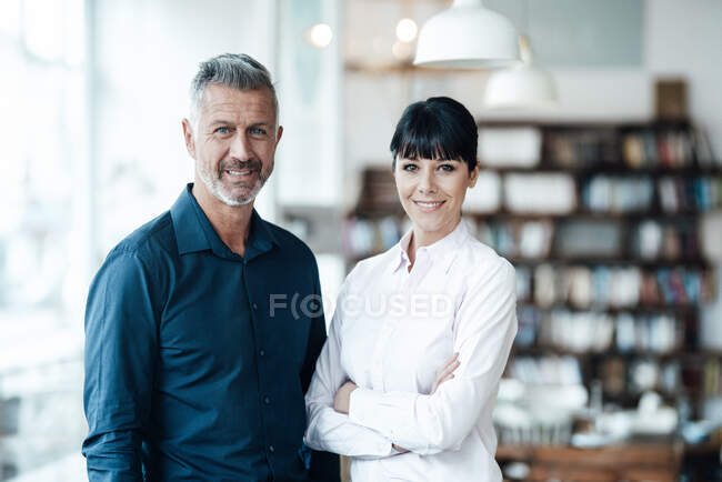 Proprietari uomini e donne fiduciosi in piedi insieme al caffè — Foto stock