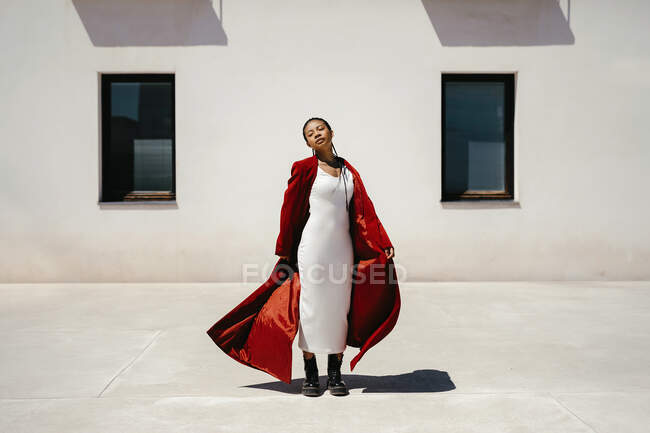 Jeune femme vêtue d'un manteau debout sur le sentier — Photo de stock