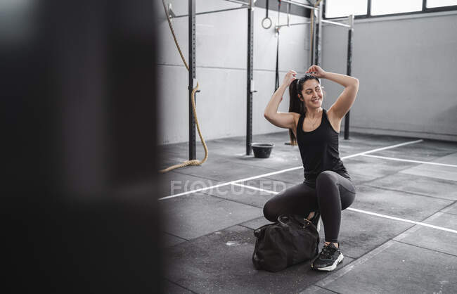Sorrindo mulher se preparando para o treinamento em ginásio — Fotografia de Stock