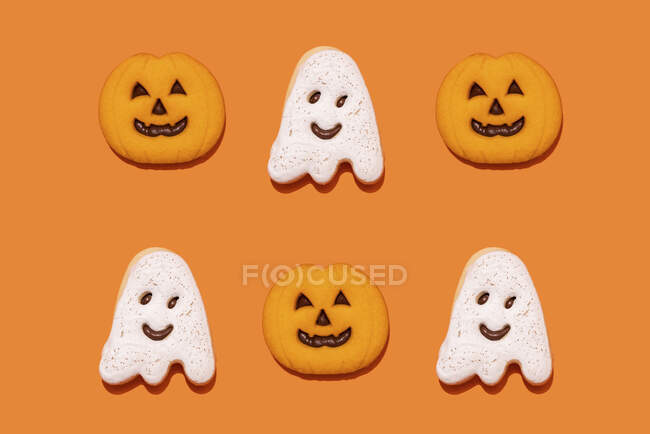 Studio shot di fantasmi e jack o biscotti di Halloween a forma di lanterna — Foto stock