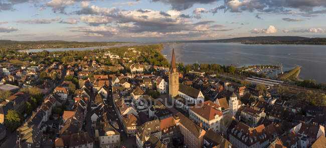Alemania, Baden Wurttemberg, Radolfzell, Vista aérea del casco antiguo sobre el lago de Constanza - foto de stock