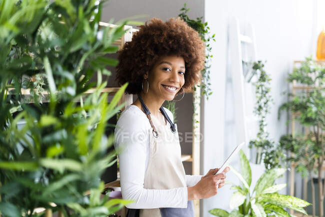 Ladenbesitzerin hält digitales Tablet im Laden — Stockfoto