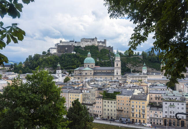 Österreich, Land Salzburg, Salzburg, Historische Altstadt mit Salzburger Dom und Festung Hohensalzburg im Hintergrund — Stockfoto