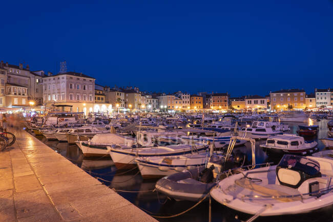 Croazia, Istria County, Rovigno, Barche a motore ormeggiate nel centro storico di notte — Foto stock