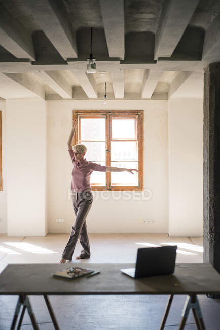 Жінка танцює проти вікна в квартирі. — стокове фото