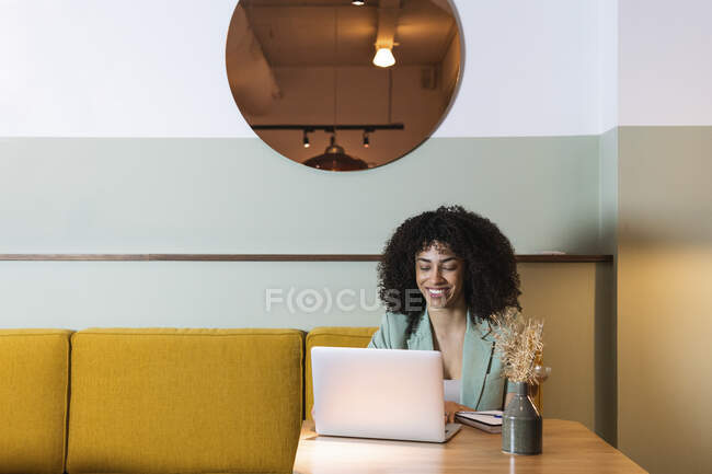 Freiberuflerin benutzt Laptop in Restaurant — Stockfoto